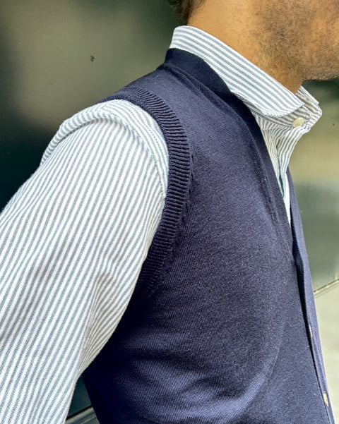 Cardigan sans manches en laine mérinos marine