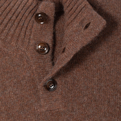 Pull col montant boutonné en lambswool tourbe