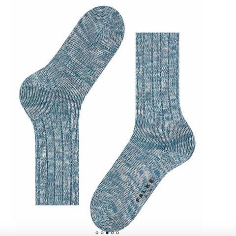 Jo Vêtement boutique pour homme à Paris Montmartre et Batignolles. Nouvelle collection hiver 2021. Chaussettes falke bleu ciel paire plat