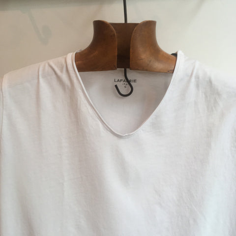 Jo Vêtements, boutique pour homme à Paris Montmartre et Batignolles. Nouvelle collection printemps 2022, tee shirt col en v en coton marque Lafaurie. Barry blanc détail col