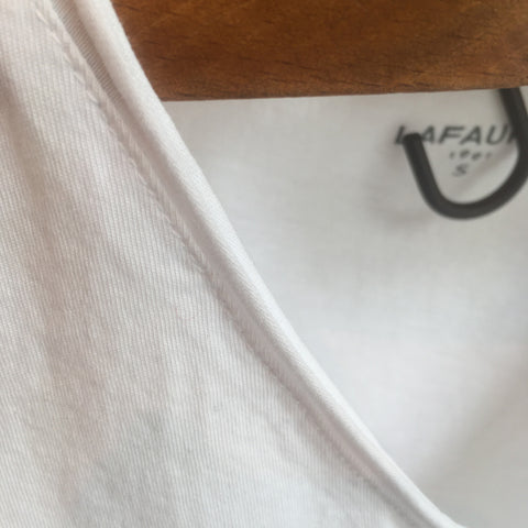 Jo Vêtements, boutique pour homme à Paris Montmartre et Batignolles. Nouvelle collection printemps 2022, tee shirt col en v en coton marque Lafaurie. Barry blanc détail col 2