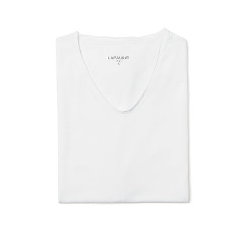 Jo Vêtements, boutique pour homme à Paris Montmartre et Batignolles. Nouvelle collection printemps 2022, tee shirt col en v en coton marque Lafaurie. Barry blanc plat