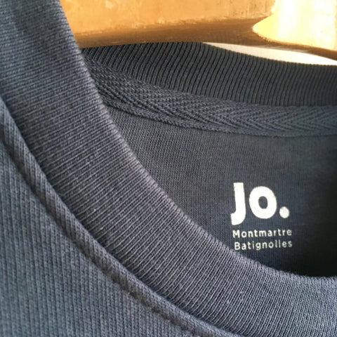 Jo Vêtement, boutique pour homme à Paris Montmartre et Batignolles. Nouvelle collection printemps 2022, sweat en coton bio pour homme Batignolles ink détail col